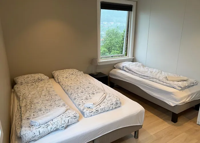 Modern With Free Parking Apartment *